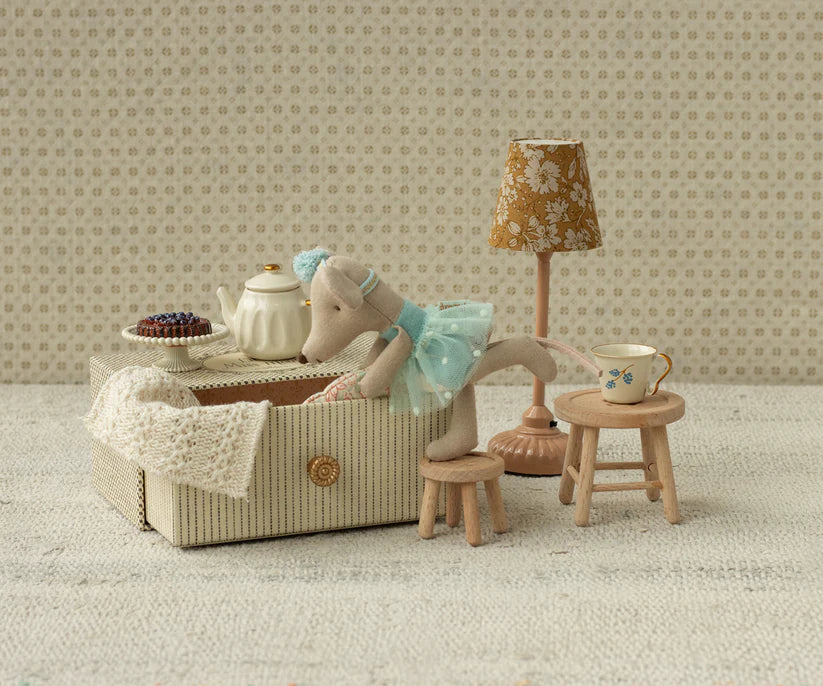 Dance mouse in daybed, Little sister