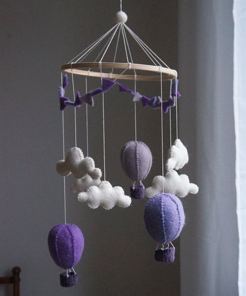 Handsydd mobil, Luftballonger med vimpel, Lila