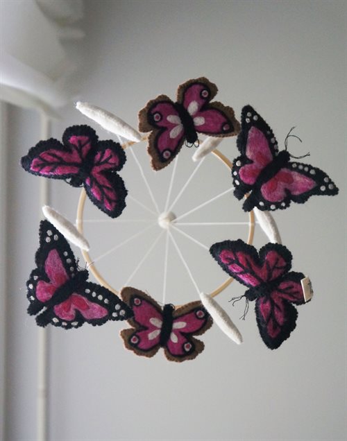 Handsydd mobil, Fjärilar, Rosa
