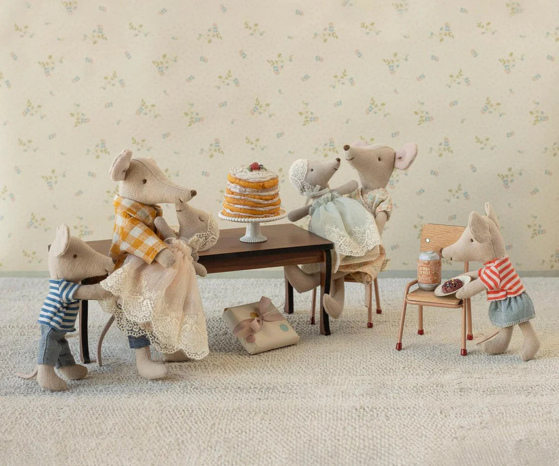 Long dining table, Mouse