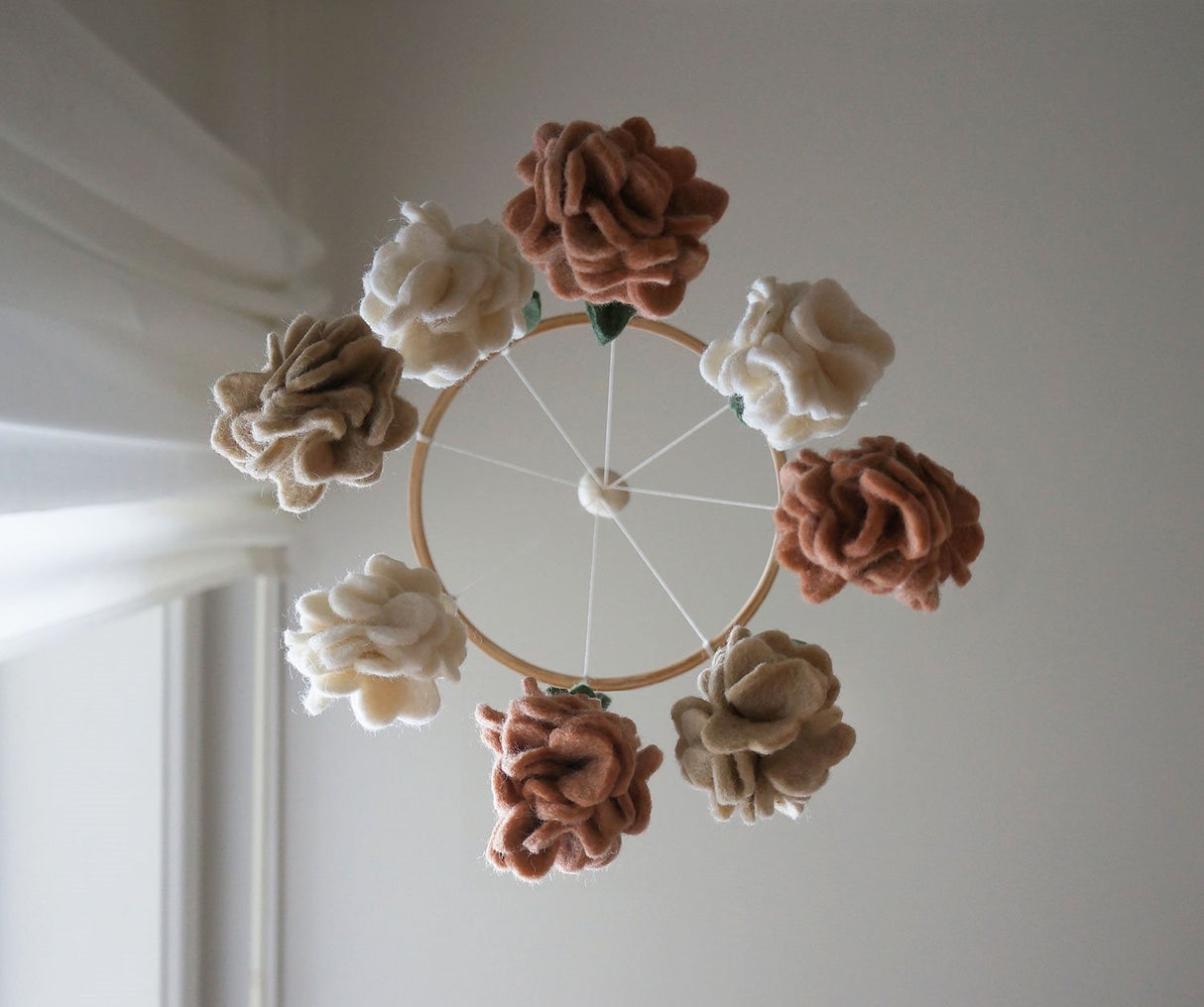 Handsydd mobil, Blommor, Korall