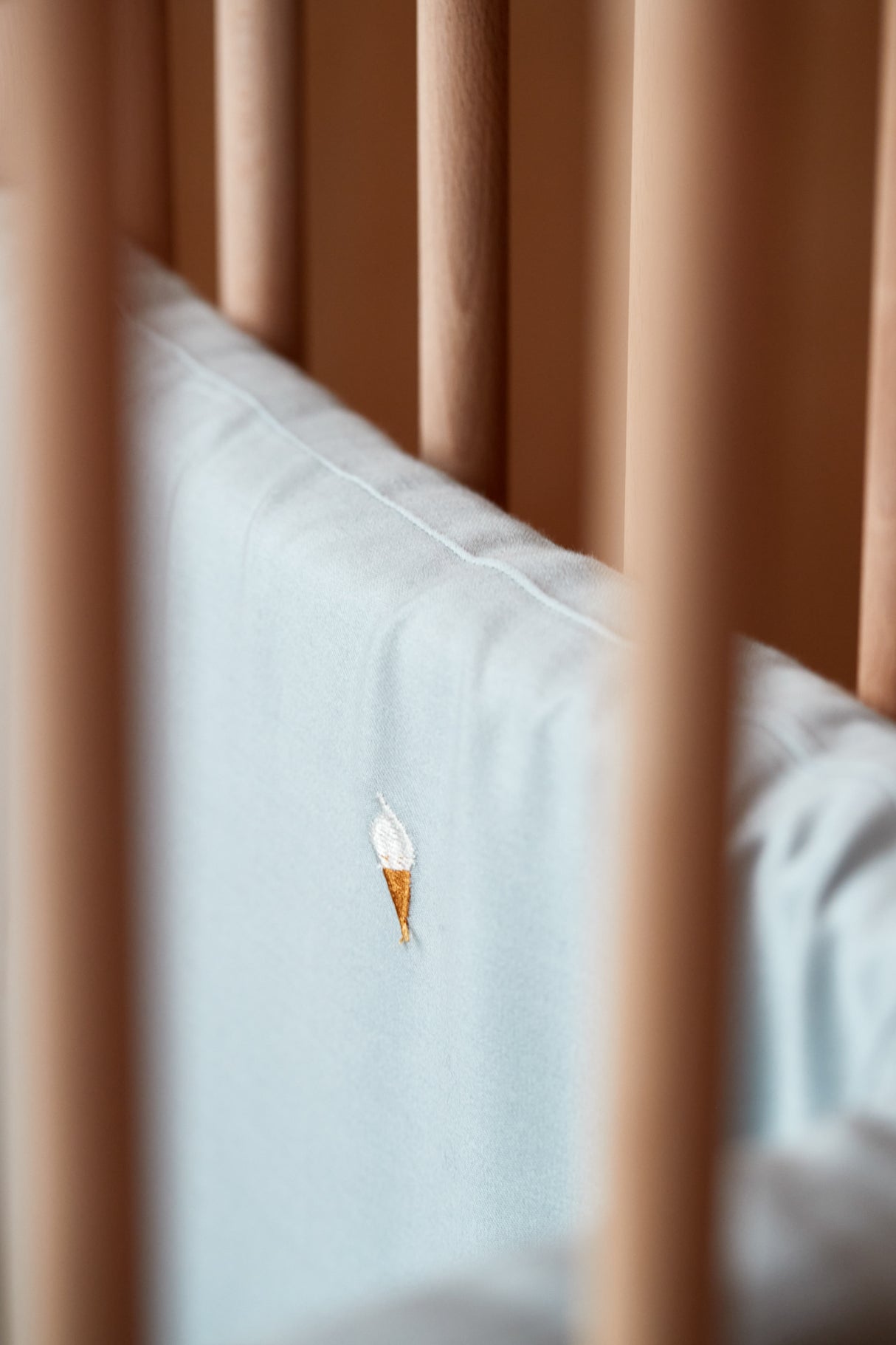 Spjälsängsskydd, broderad Cool Summer-design – Pärlblå