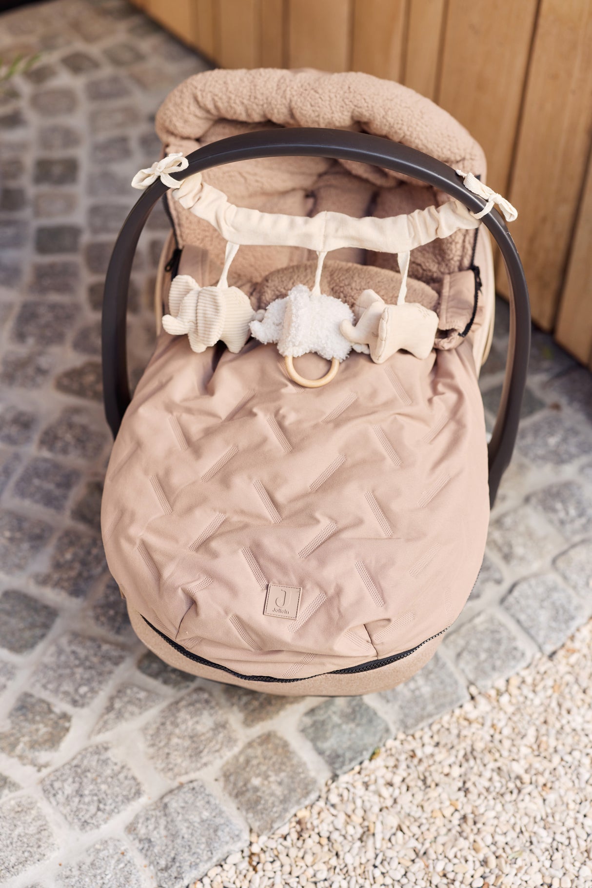 Åkpåse Babyskydd 0+ 3/5 punkts Embossed Milky Coffee
