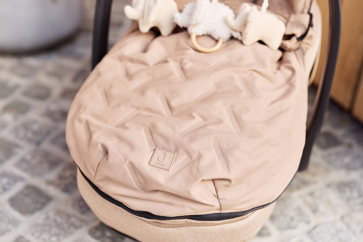 Åkpåse Babyskydd 0+ 3/5 punkts Embossed Milky Coffee