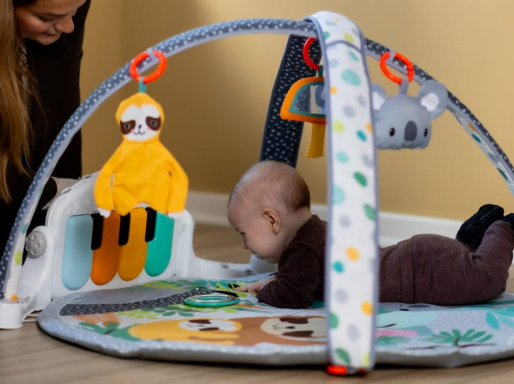 Babygym med kick-and-play funktion