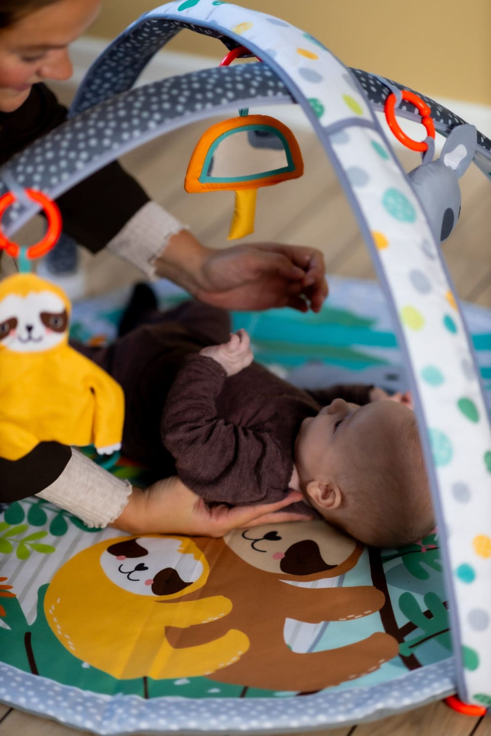 Babygym med kick-and-play funktion