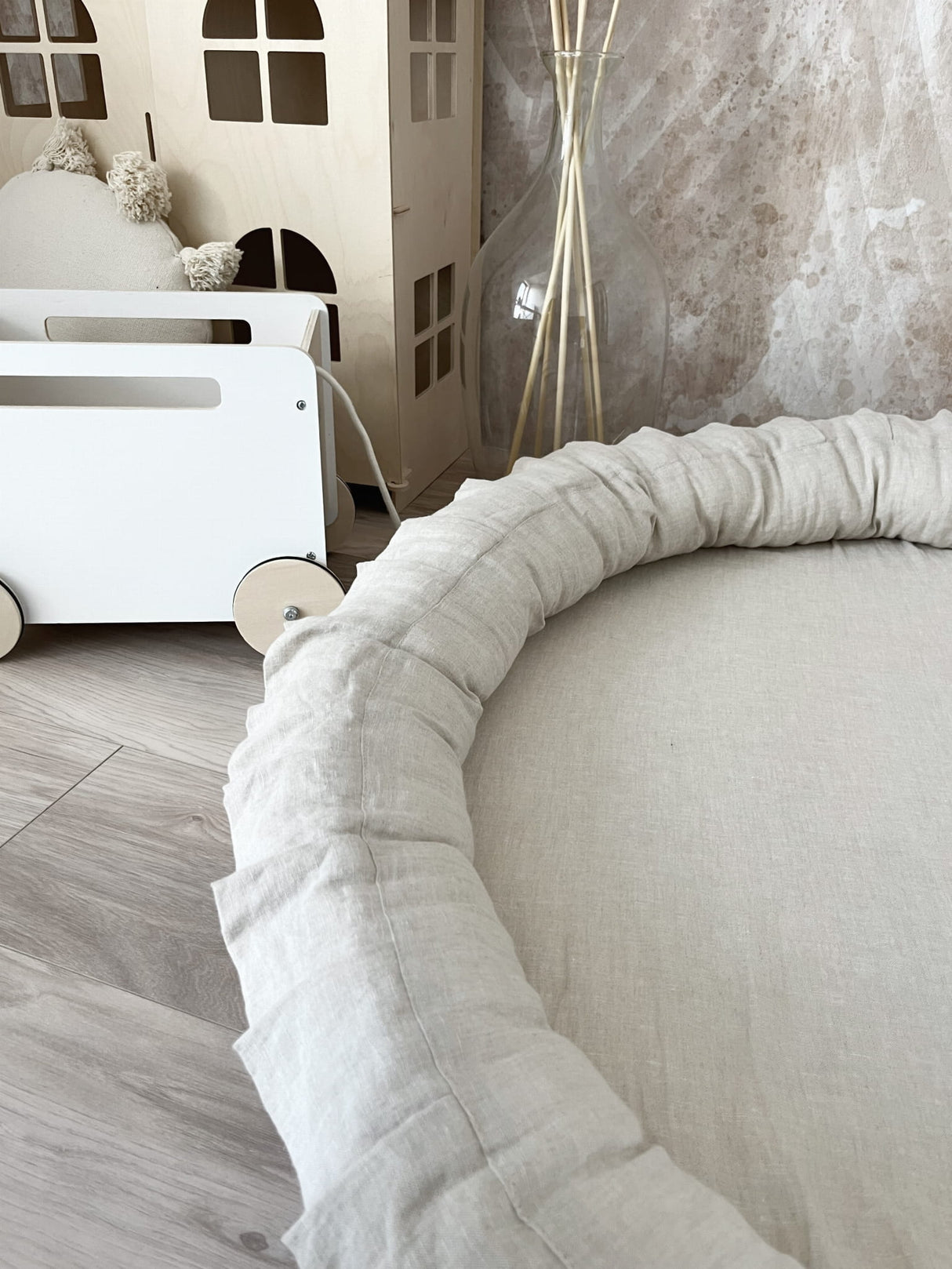 Junior Nest linne, Natur