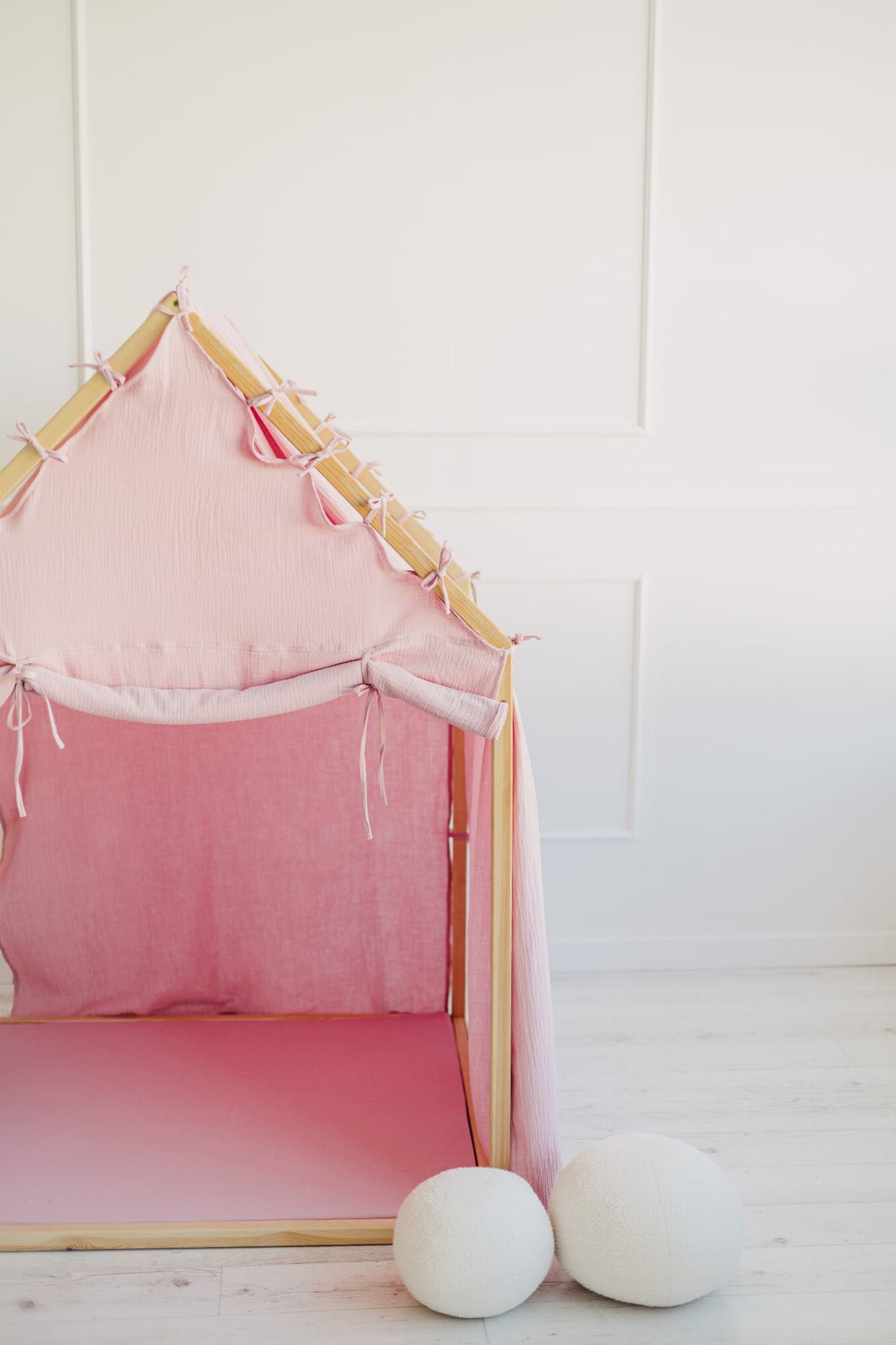 Trähus Classic med rullgardin, Rosa