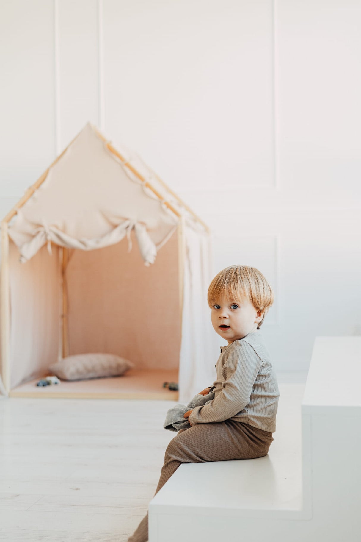 Trähus Classic med rullgardin, Beige