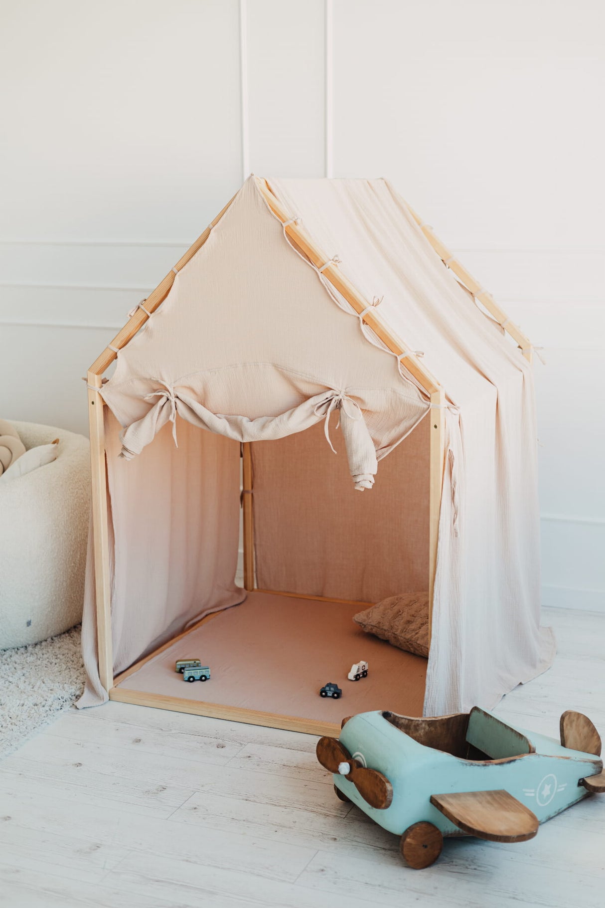 Trähus Classic med rullgardin, Beige