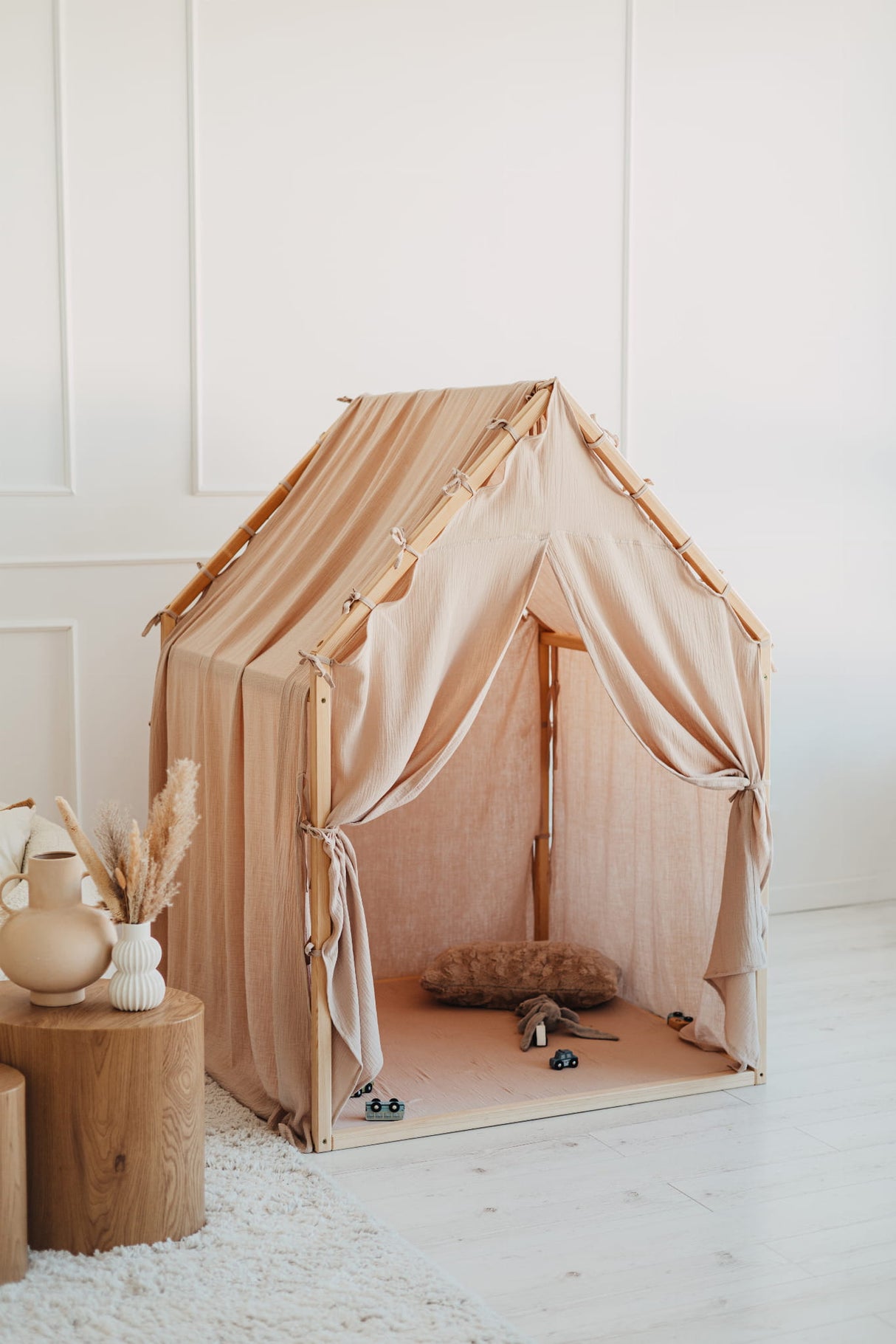 Trähus Classic med gardinöppning, Beige