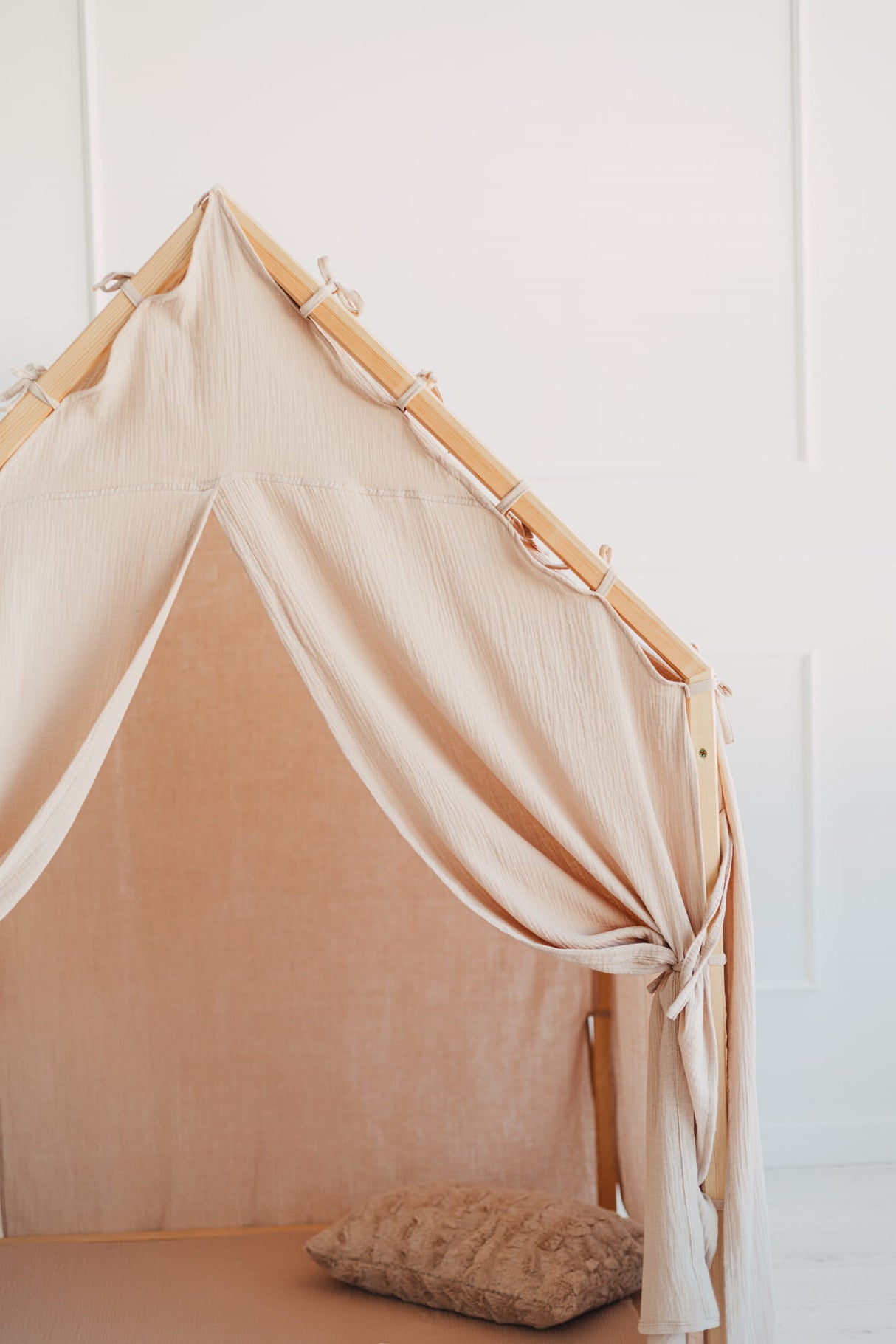 Trähus Classic med gardinöppning, Beige