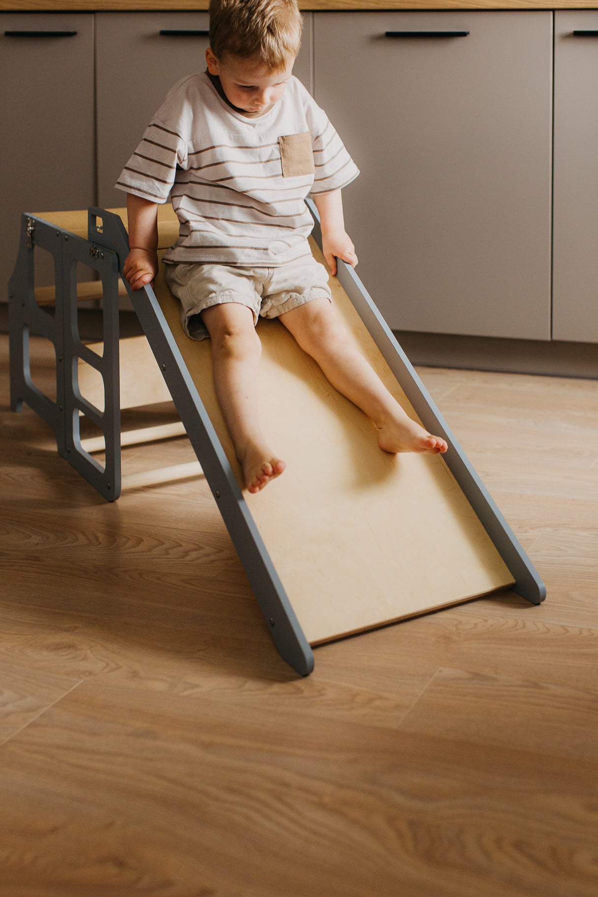 Foldable kitchen tower with slide, Grey