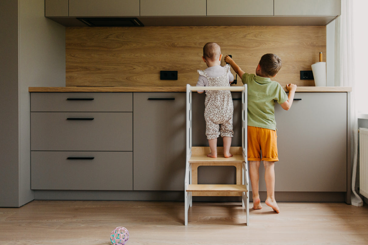 Adjustable height kitchen tower, White