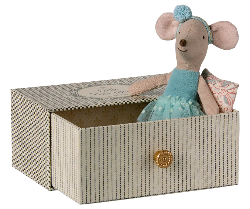 Dance mouse in daybed, Little sister