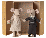 Wedding mice couple in box, Mum and Dad