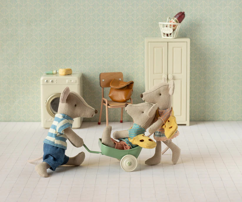 Tricycle mouse | Big brother, Brown