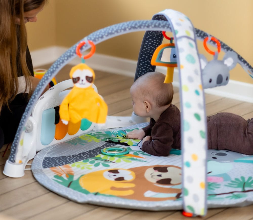 Babygym med kick-and-play funktion