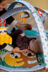 Babygym med kick-and-play funktion