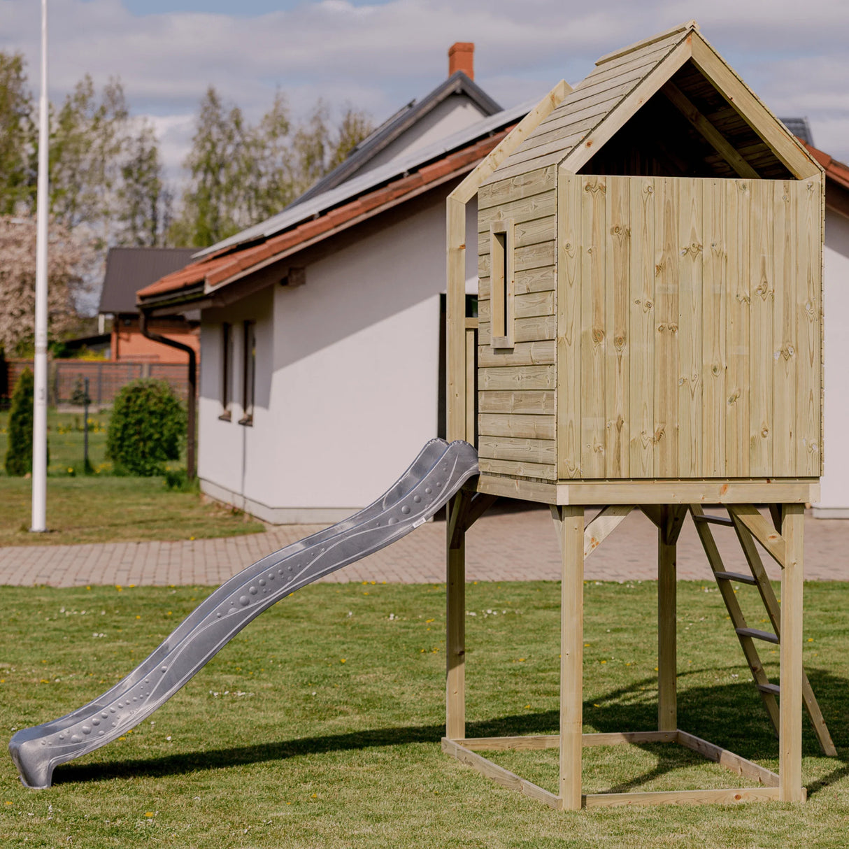 XL Duck House With A Slide