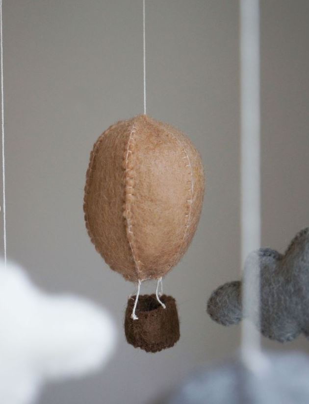 Handsydd mobil, Luftballonger med vimpel, Beige
