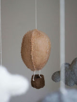 Handsydd mobil, Luftballonger med vimpel, Beige