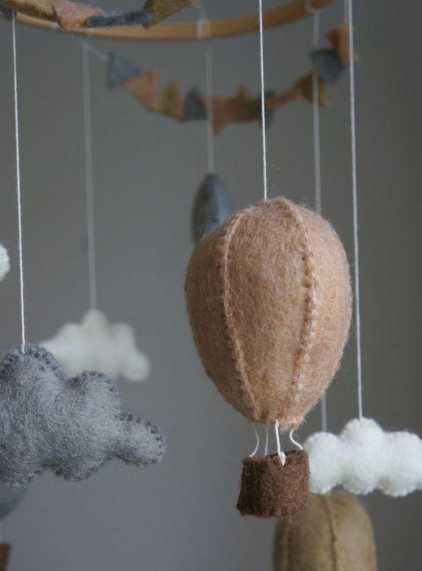 Handsydd mobil, Luftballonger med vimpel, Beige