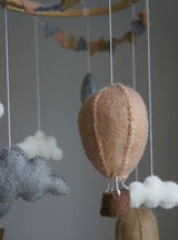 Handsydd mobil, Luftballonger med vimpel, Beige