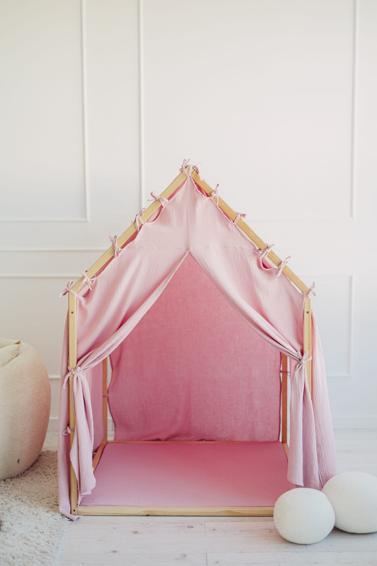 Trähus Classic med gardinöppning, Rosa