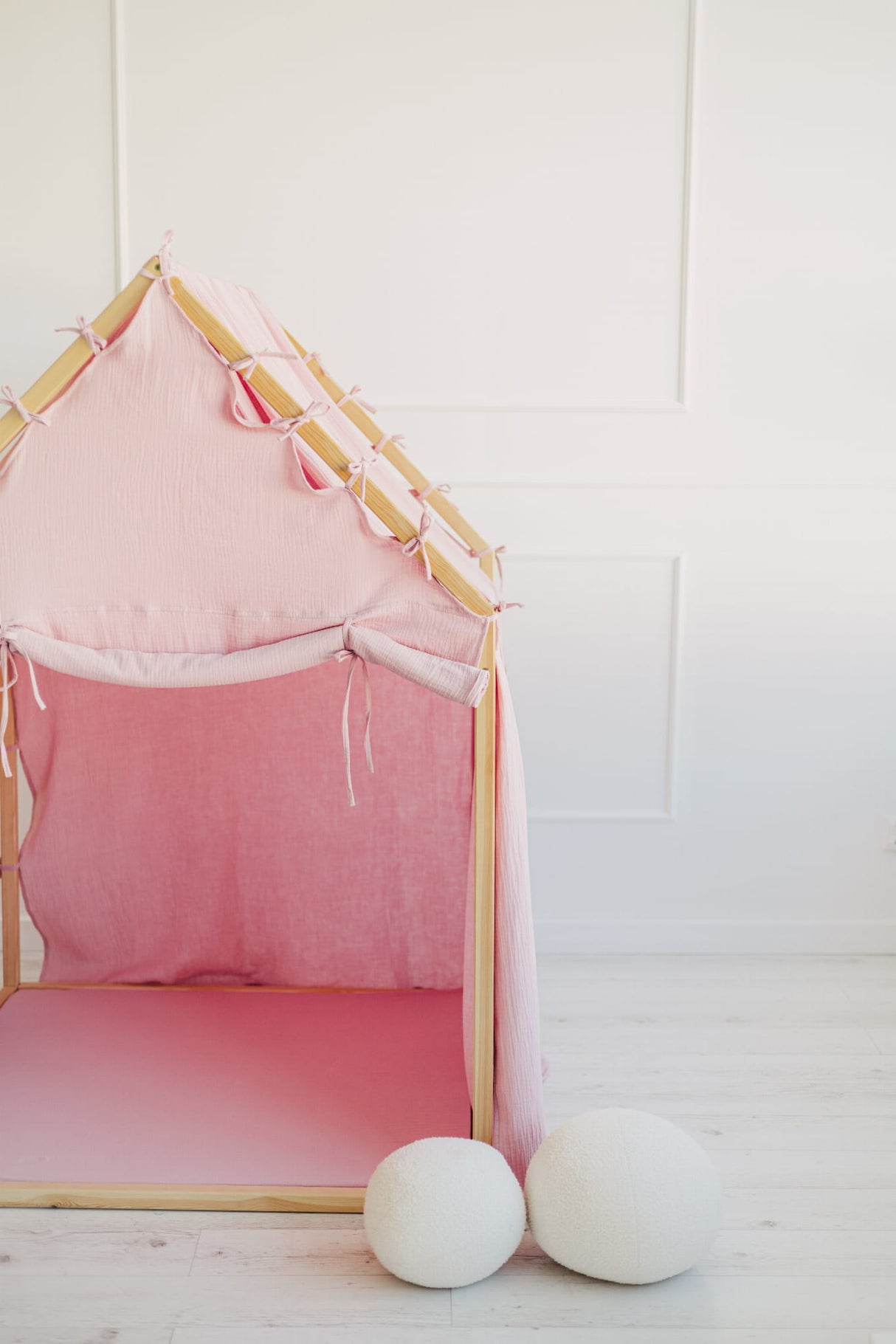Trähus Classic med rullgardin, Rosa