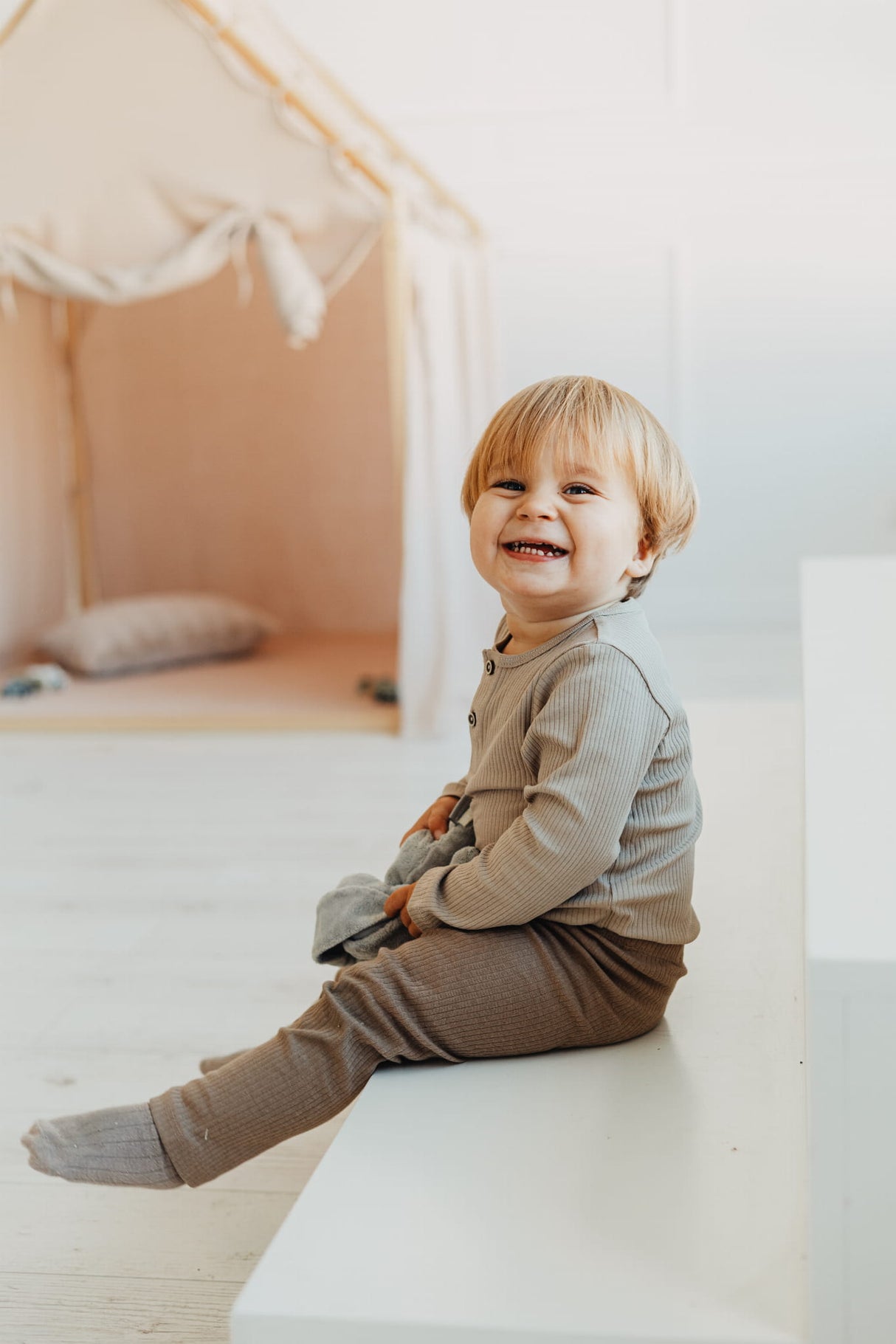 Trähus Classic med rullgardin, Beige