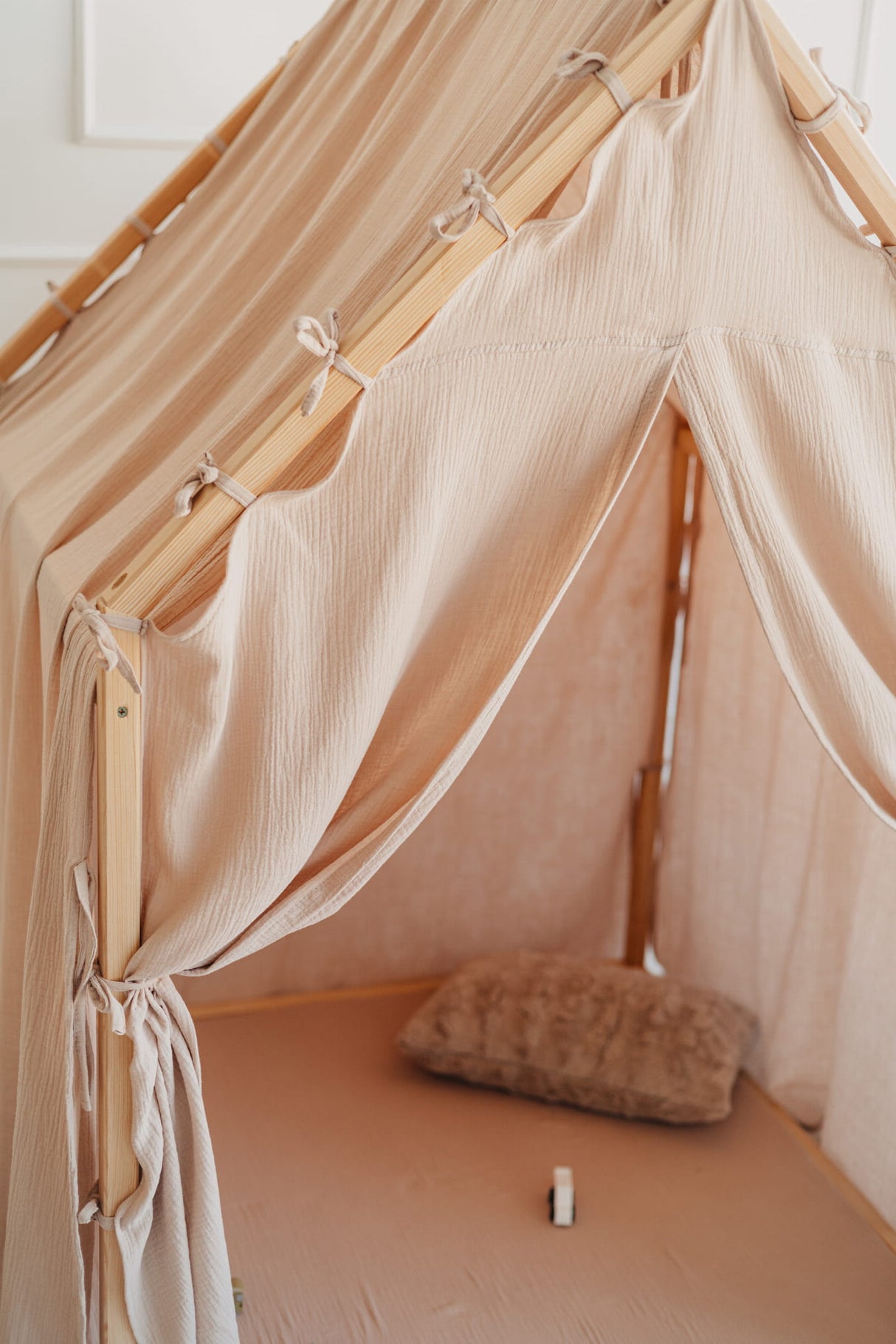 Trähus Classic med gardinöppning, Beige