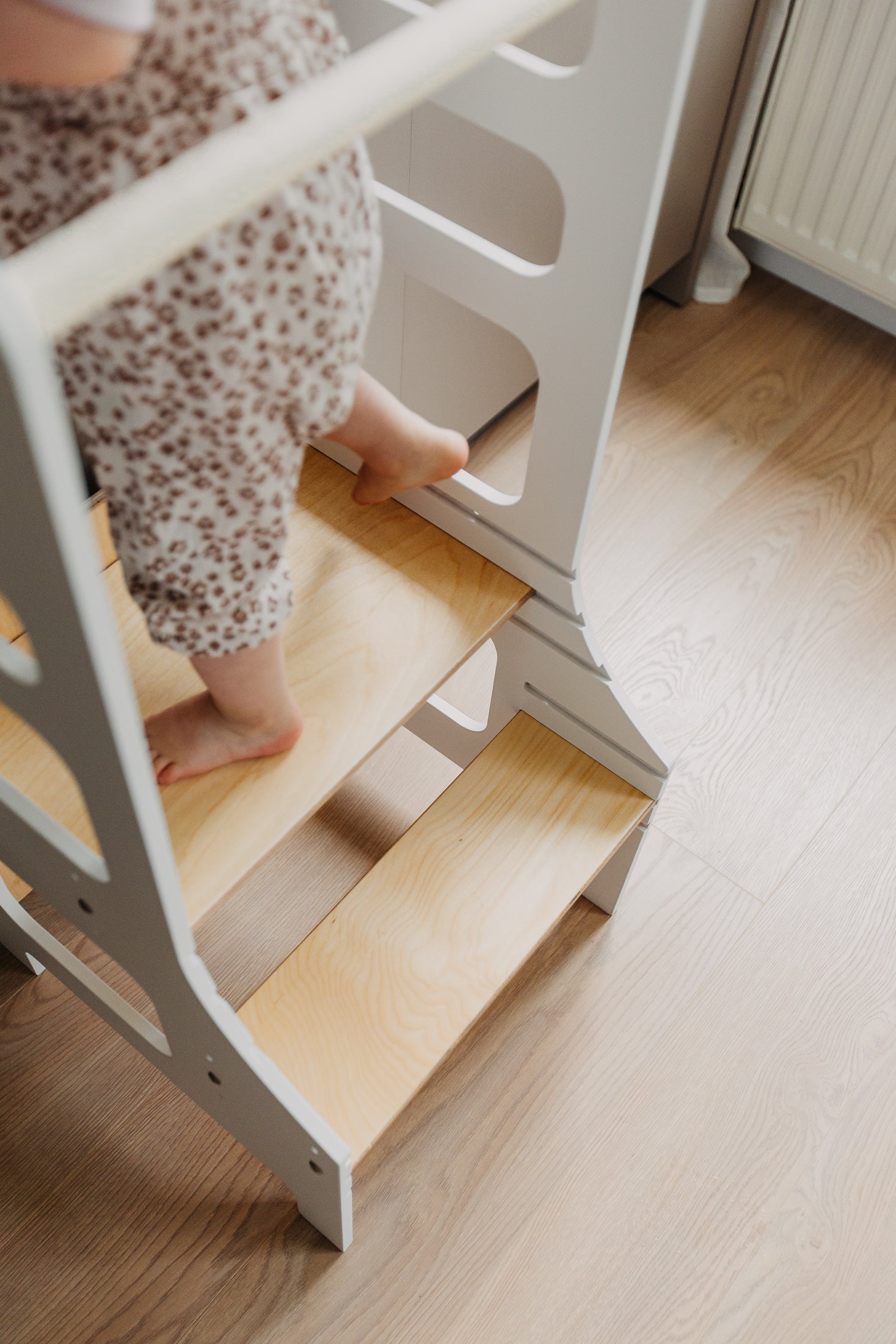 Adjustable height kitchen tower, White