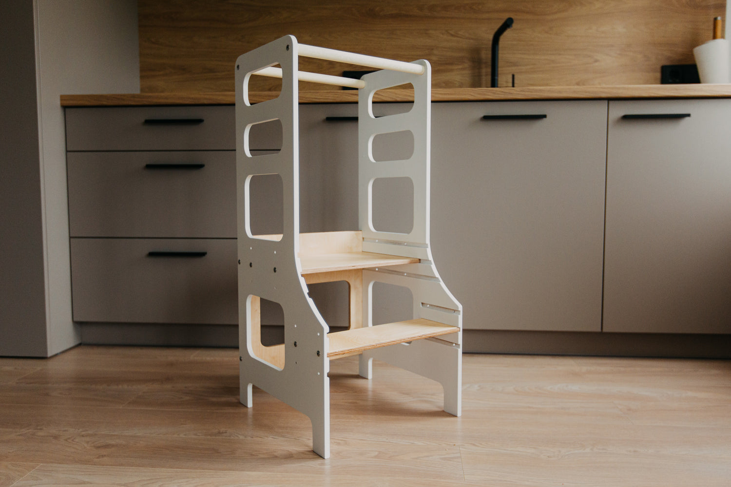 Adjustable height kitchen tower, White