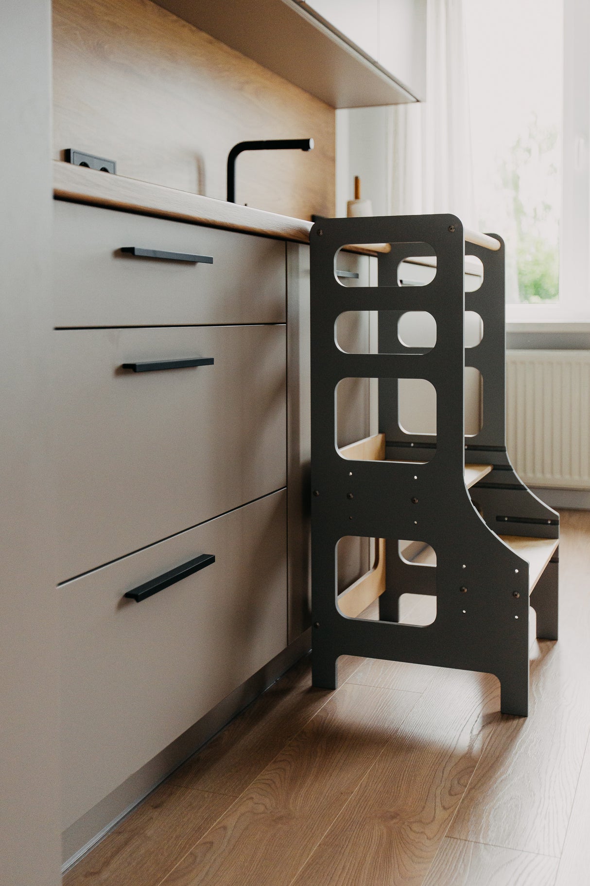 Adjustable height kitchen tower, Grey