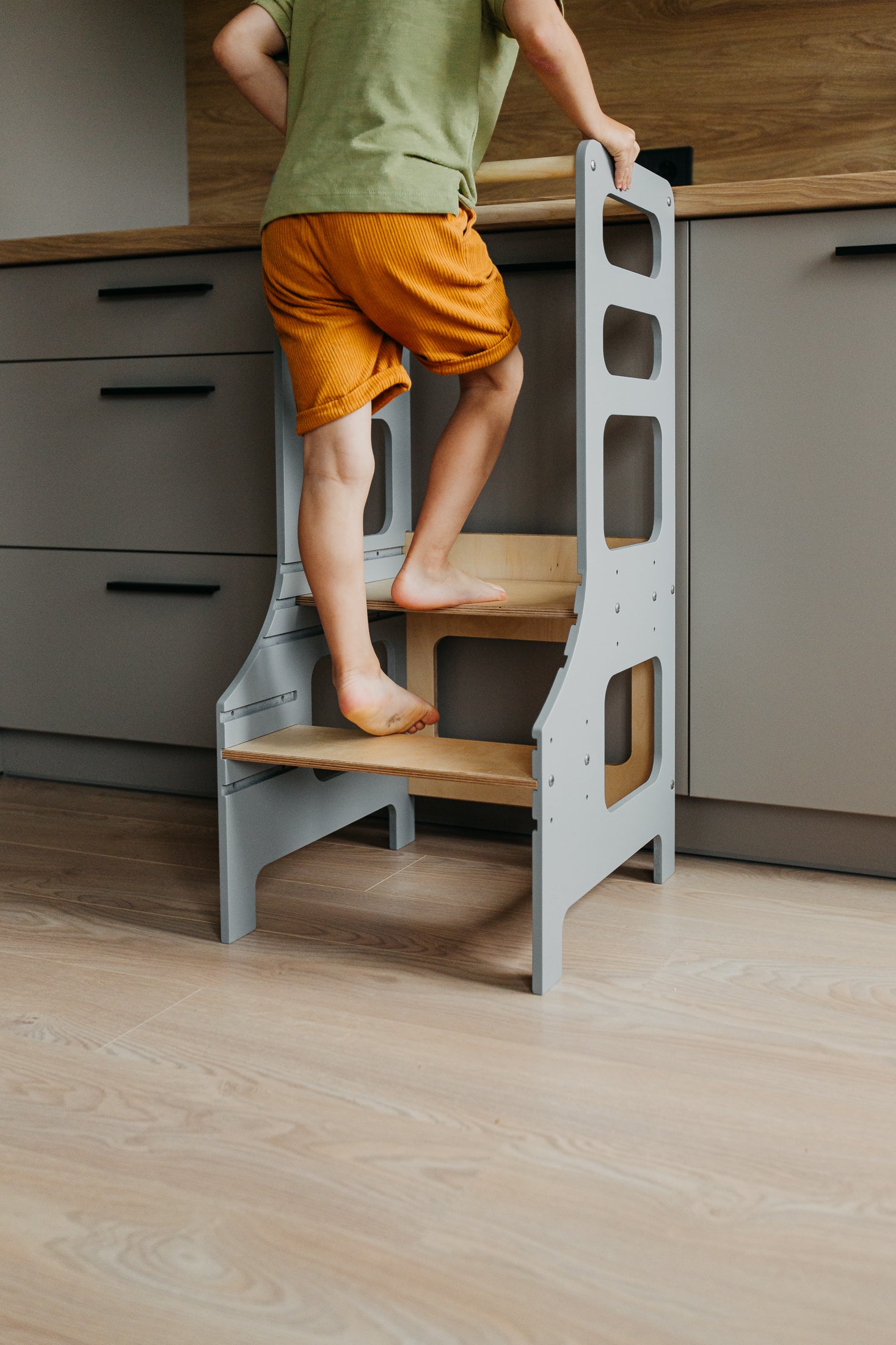 Adjustable height kitchen tower, Grey