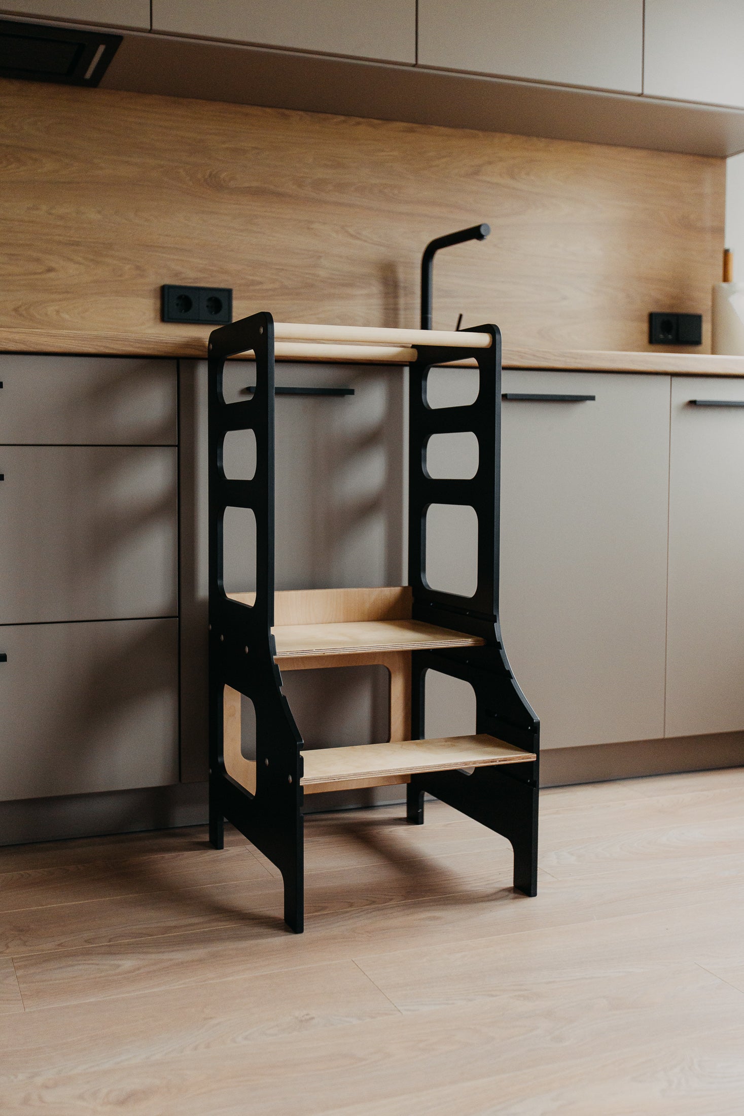 Adjustable height kitchen tower, Black