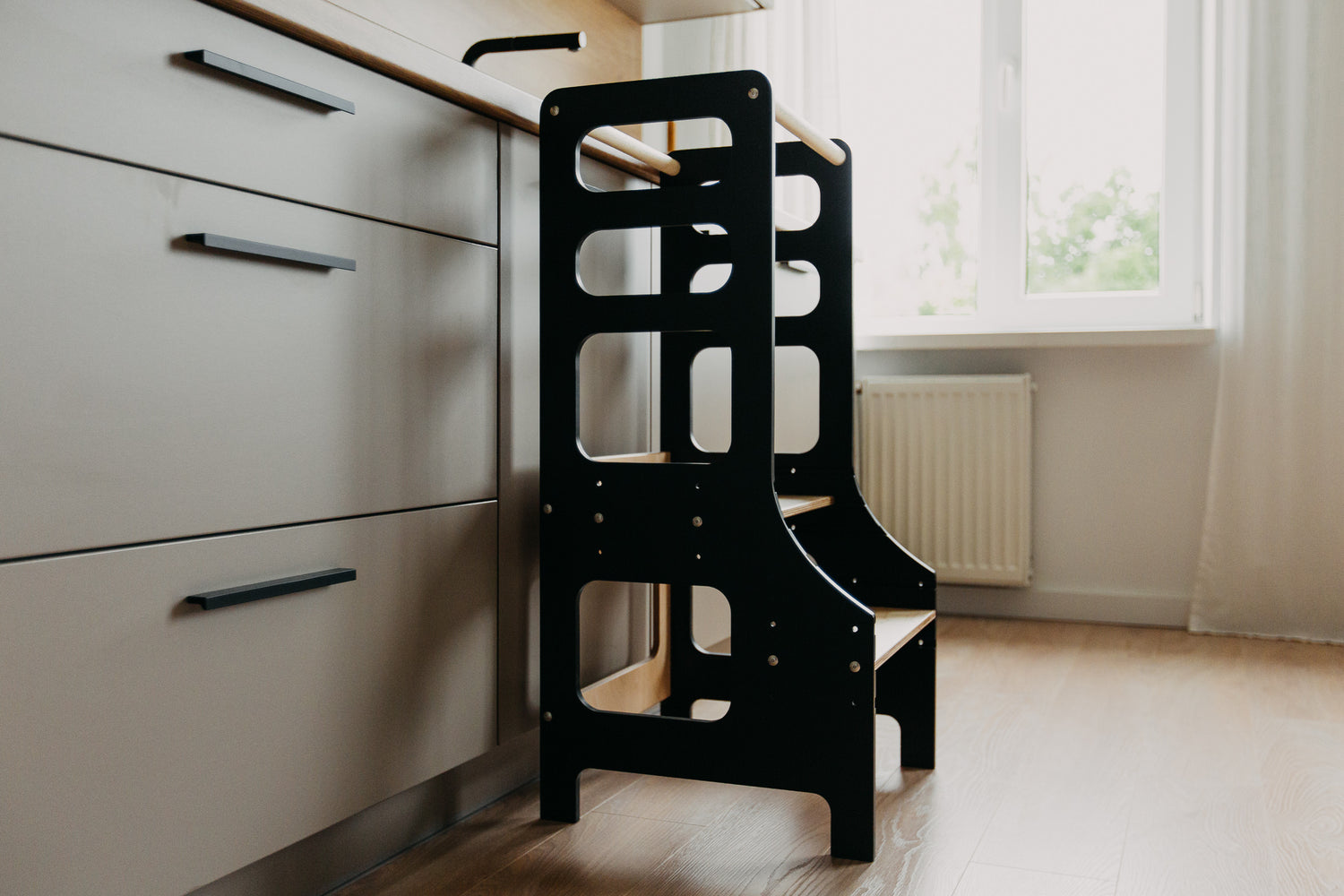 Adjustable height kitchen tower, Black
