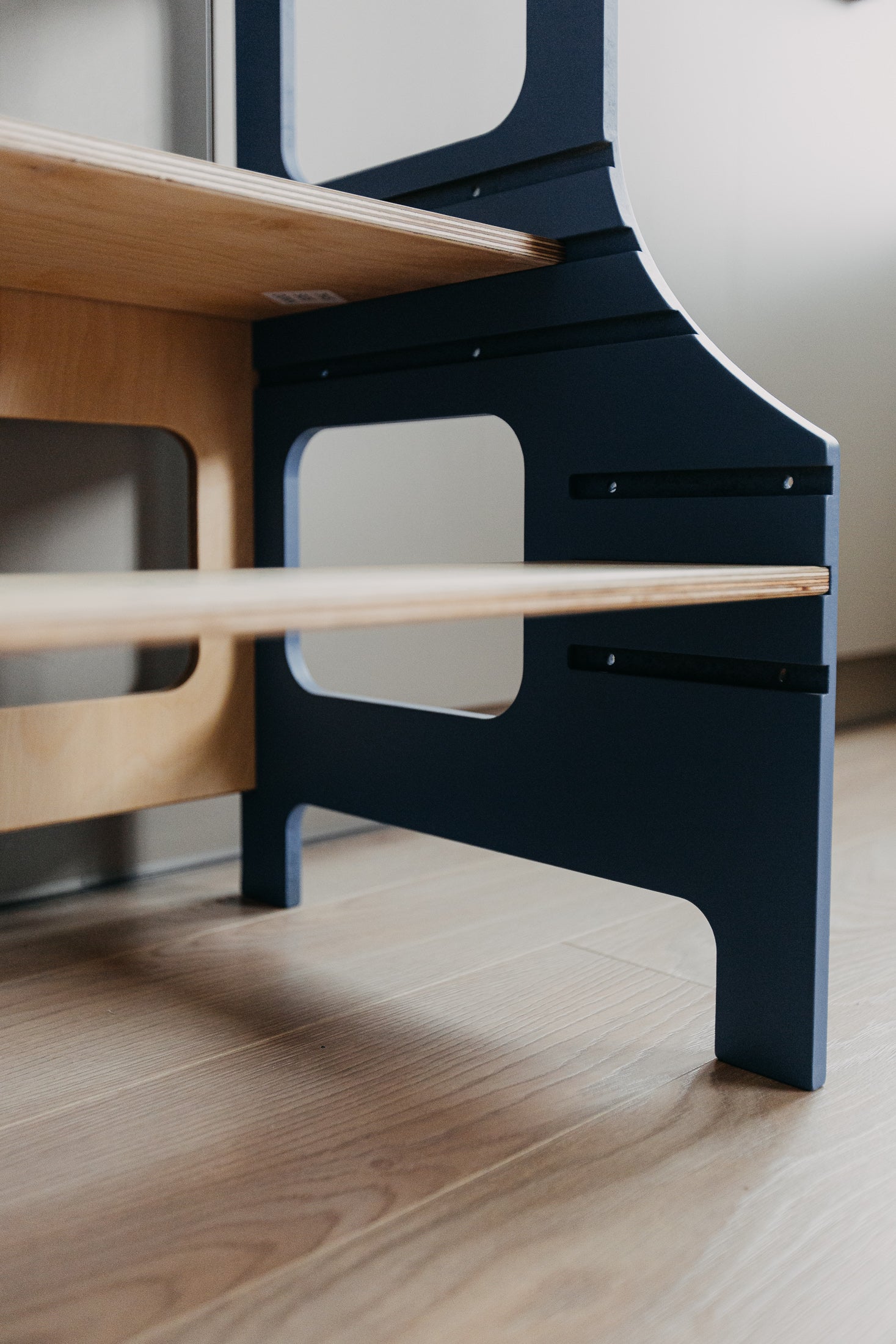 Adjustable height kitchen tower, Blue